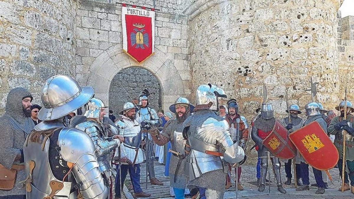 Algunos de los figurantes, vestidos de caballeros, en las proximidades del castillo de Portillo.-AYTO. PORTILLO