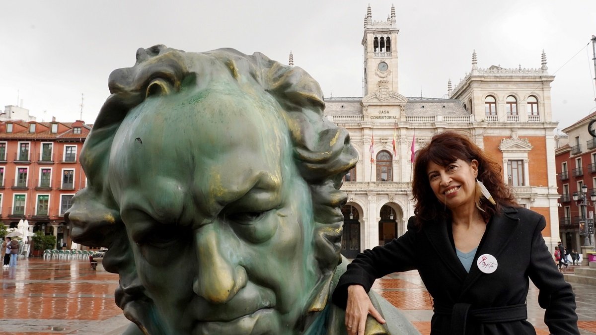 La ministra de Igualdad, Ana Redondo, junto a la estatua conmemoración de los Premios Goya.- ICAL