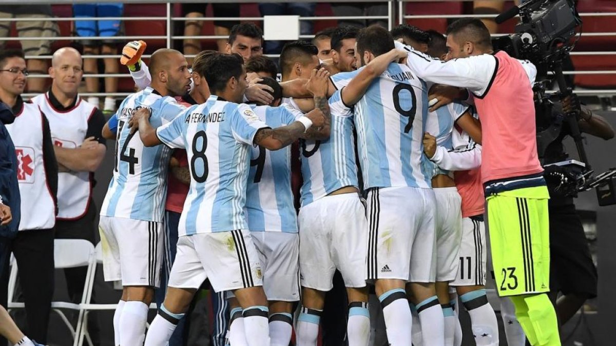 Angel Di Maria celebra con sus compañeros la victoria de Argentina contra Chile.-AFP / THEARON W. HENDERSON