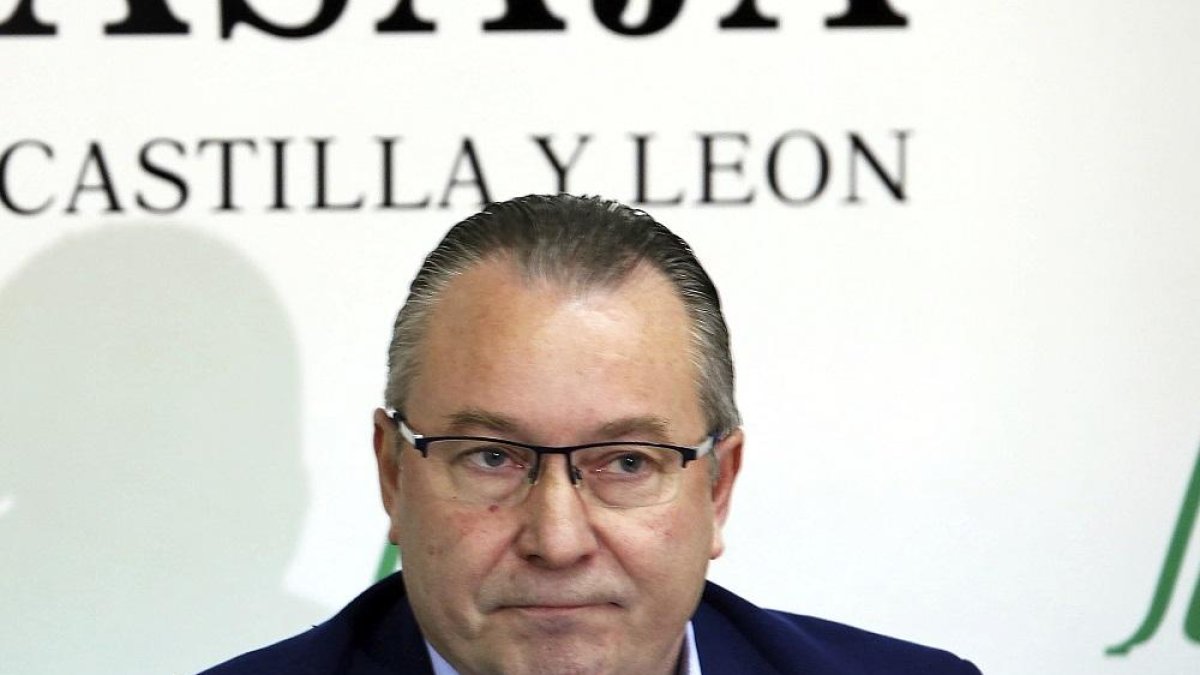 El presidente regional de Asaja, Donaciano Dujo, durante la rueda de prensa.-ICAL