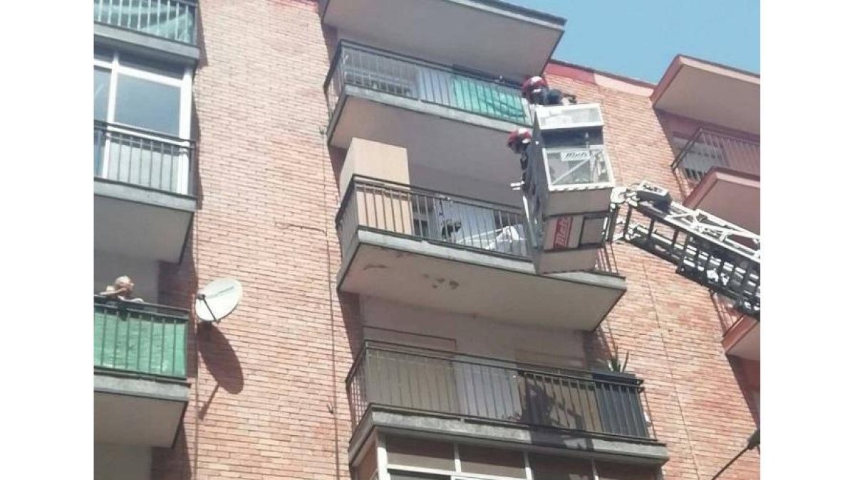Bomberos rescatando al can de la terraza-POLÍCÍA MUNICIPAL