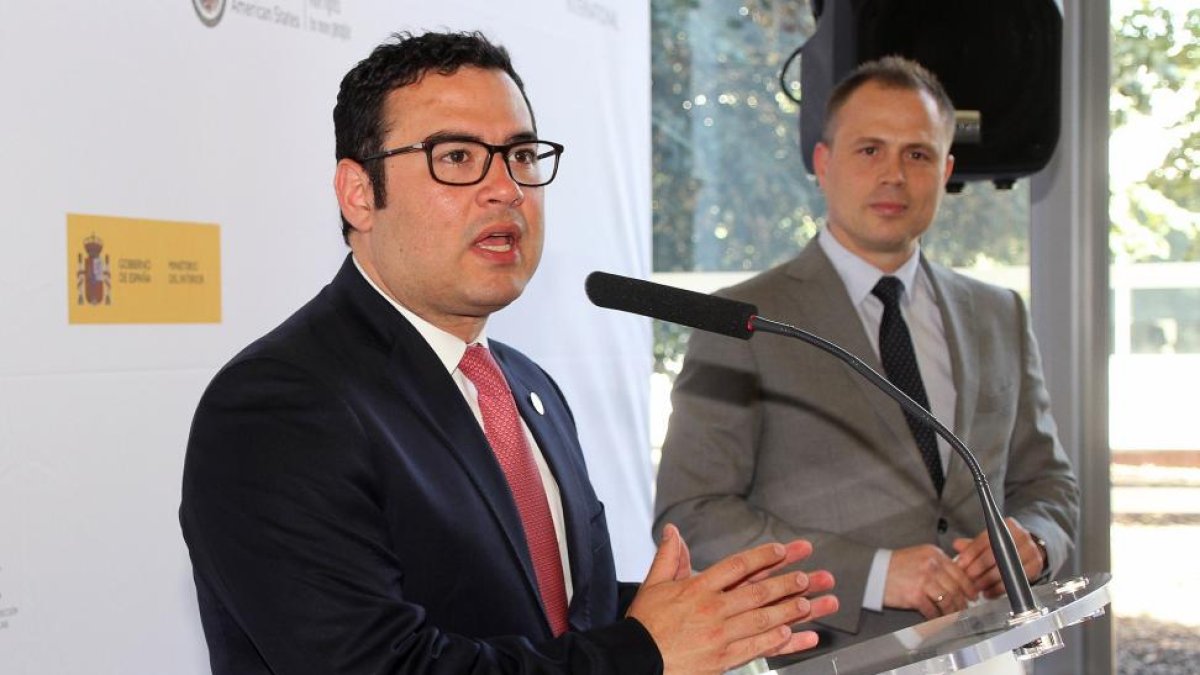 El director general del Instituto Nacional de Ciberseguridad, Alberto Hernández (D) y el gerente del Programa de Ciberseguridad de la OEA, Belisario Contreras (I).-ICAL