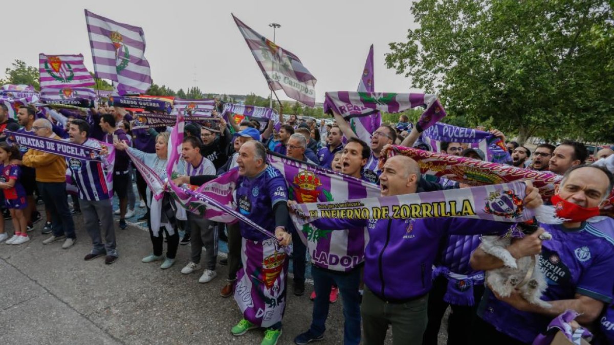Aficionados del Real Valladolid durante la protesta por el cambio de escudo. / LOSTAU