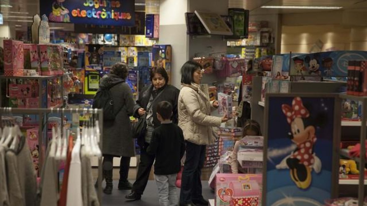 ARCHIVO / CARLOS MONTAÑÉS La sección de juguetes de un centro comercial de Barcelona.-