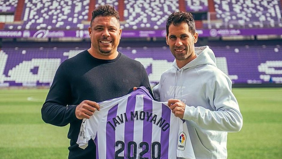 Ronaldo y Moyano posan co n la camiseta de renovación del lateral.-RVCF