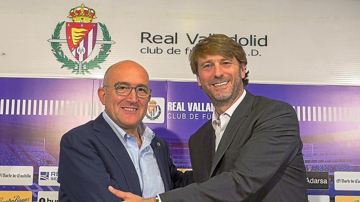 Jesús Julio Carnero y Carlos Suárez, ayer en Zorrilla tras la firma del acuerdo.-E. M.