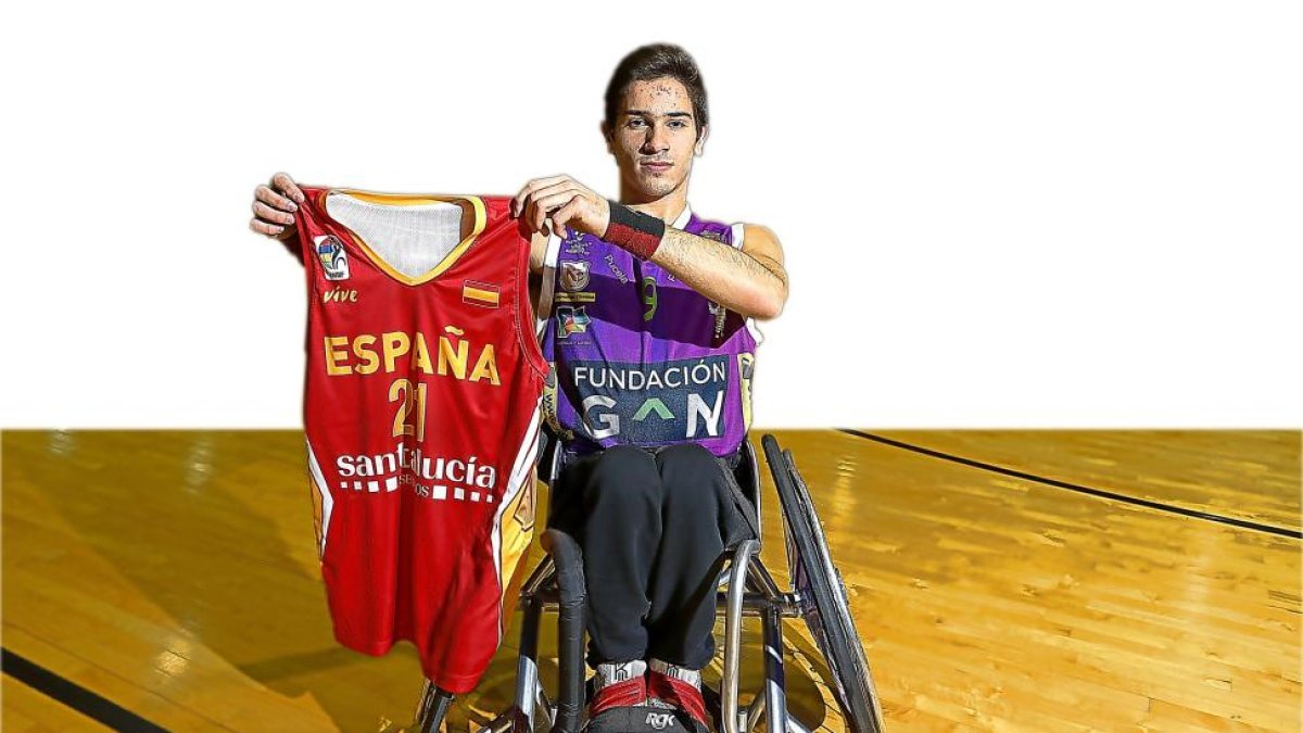 Pablo Lavandeira posa con la camiseta de España mientras luce la del Grupo Norte, donde es el dueño del dorsal 9.-J. M. LOSTAU