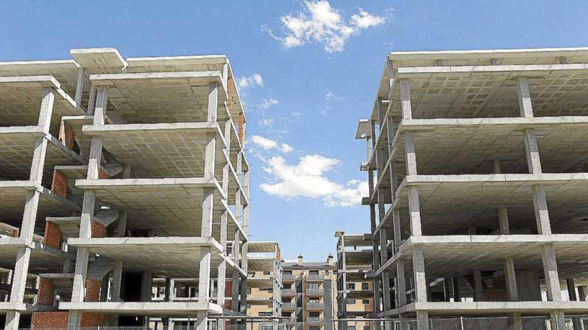 Viviendas paralizas en El Peral, al sur de la ciudad.-J. M. Lostau