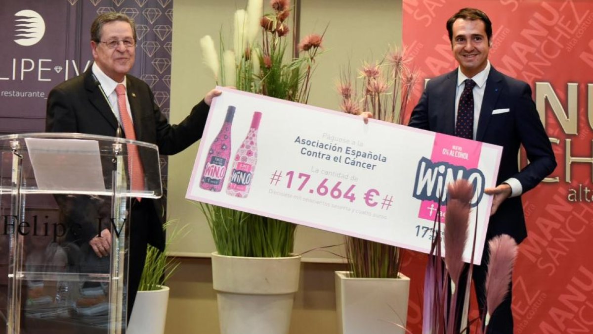 avier Arroyo, presidente de AECC en Valladolid (I) y Roberto Sanz, gerente de la Fundación Carlos Moro de Matarromera-ICAL