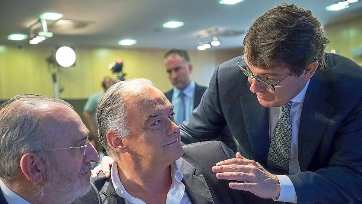 Agustín Díaz de Mera, Esteban González Pons y Alfonso Fernández Mañueco, ayer en Valladolid.-ICAL