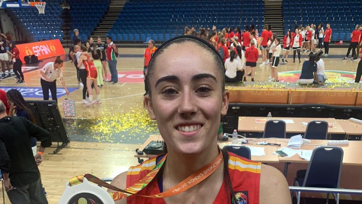 Sofía Alonso muestra su medalla de plata en el Mundial Sub-17. / EL MUNDO