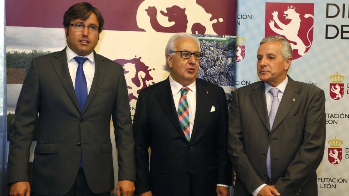 El presidente de la Diputación en funciones, Emilio Orejas, el presidente de la DO Tierra de León, Pablo San José, y el alcalde de León en funciones, Emilio Gutiérrez, participan en la presentación de la Feria del Vino-ICAL