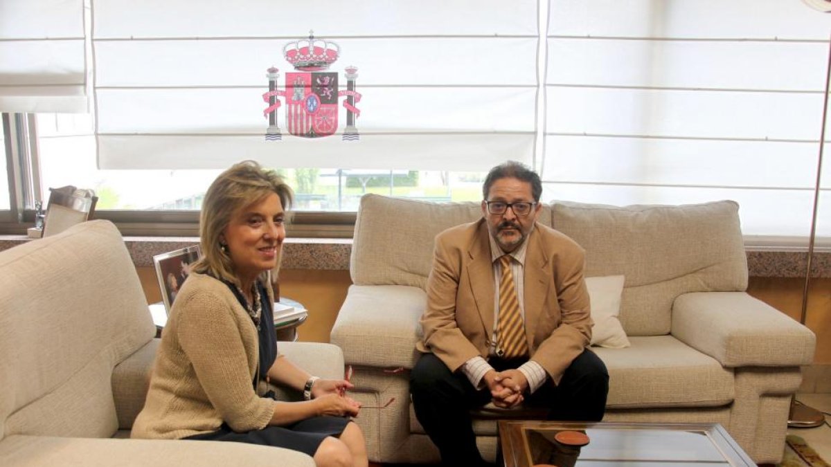 La delegada del Gobierno en Castilla y León, María José Salgueiro, se reúne con el representante de la Asociación Proyecto Escan (escolta canino), Enrique Cruz Simón.-ICAL