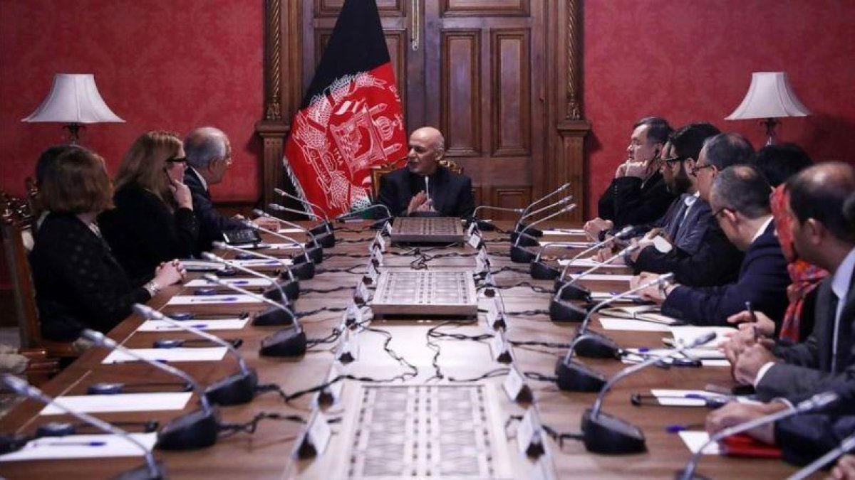 El presidente afgano, Ashraf Ghani, negocia con el enviado especial de EEUU.-AFP