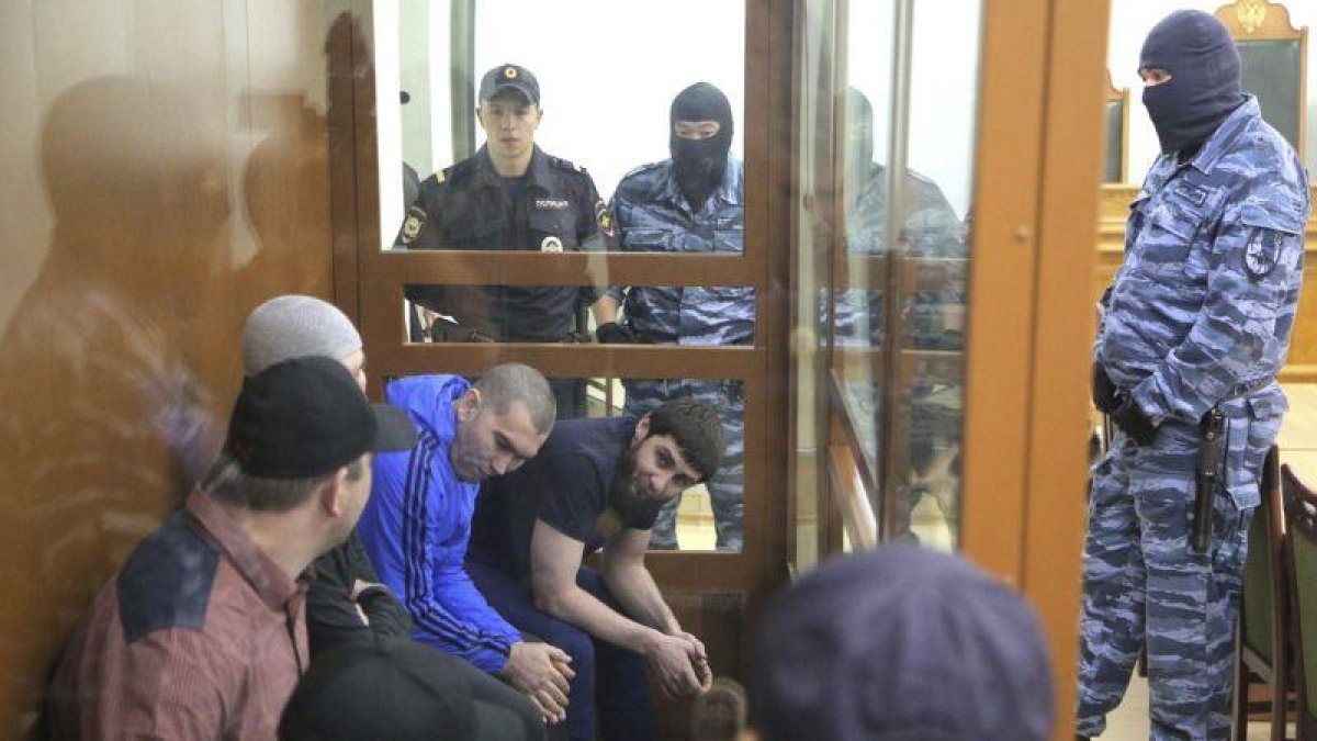 El checheno Zaúr Dadáyev, principal acusado de asesinar el pasado 27 de febrero al opositor ruso Borís Nemtsov, observa al resto de acusados.-MAXIM SHIPENKOV / EFE
