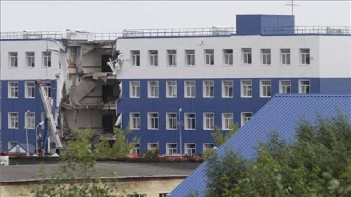 Vista general del cuartel tras derrumbarse anoche en la ciudad de Mosk, en el sur de Siberia (Rusia).-Foto: EFE