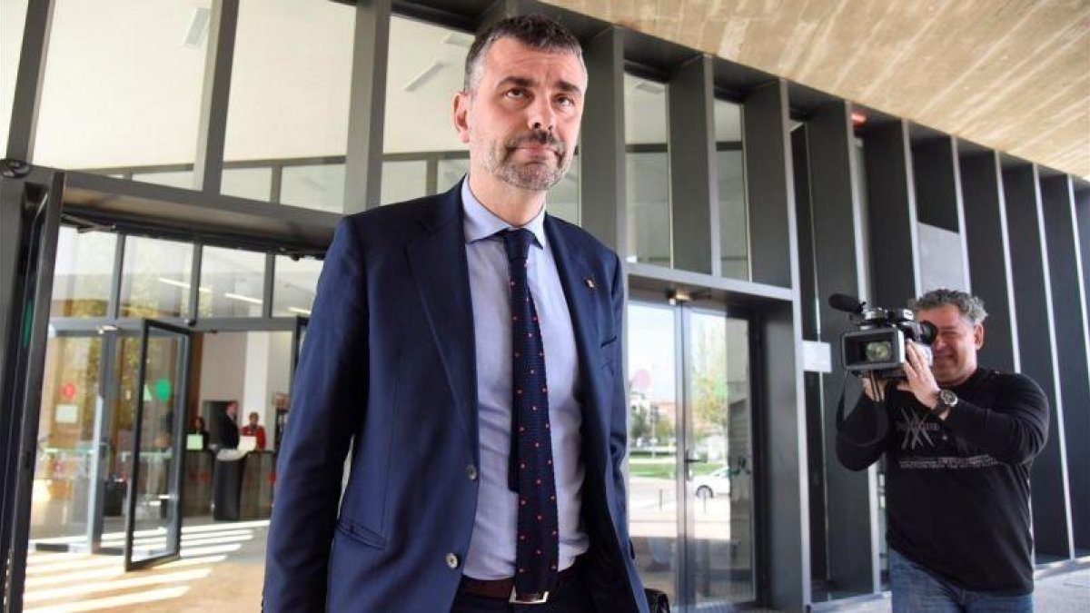El exconseller Santi Vila llegando a los juzgados de Huesca.-JAVIER BLASCO (EFE)