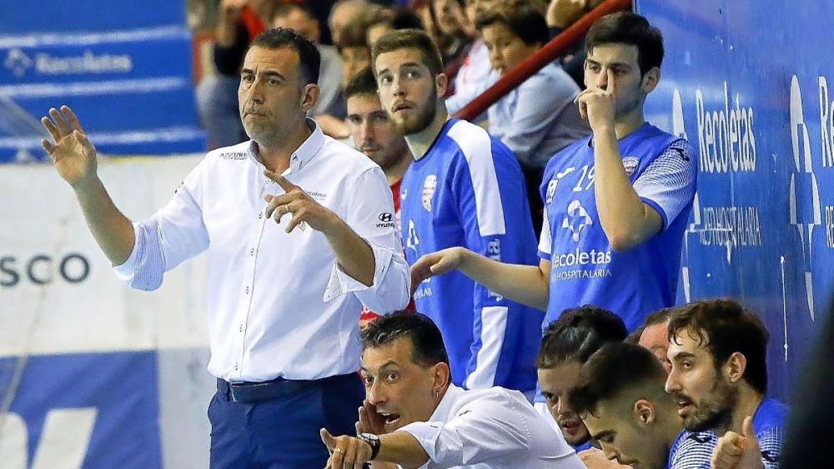 David Pisonero y su ayudante Ollero hacen indicaciones al equipo.-J. M. LOSTAU