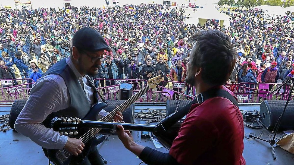 Una de las actuaciones programadas en la campa de Villalar con el numeroso público que se congregó pese al mal tiempo.-J. M. LOSTAU