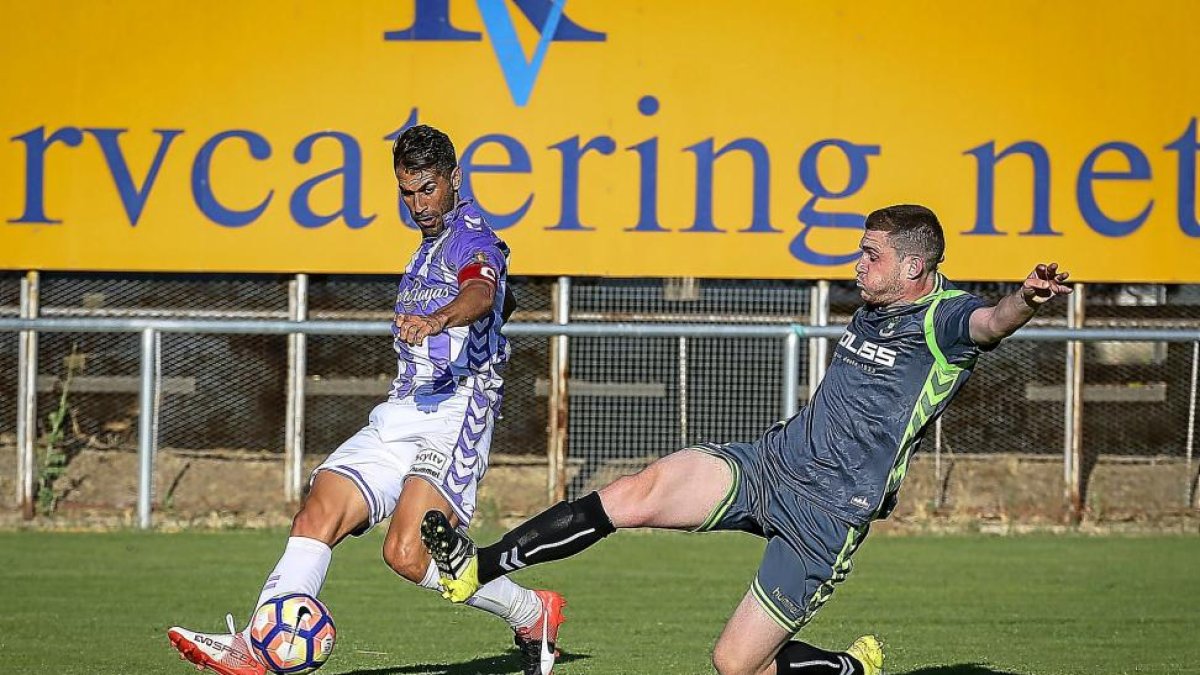 Moyano, con el brazalete de capitán, centra desde la banda en el partido frente al Toledo.-MIGUEL ÁNGEL SANTOS