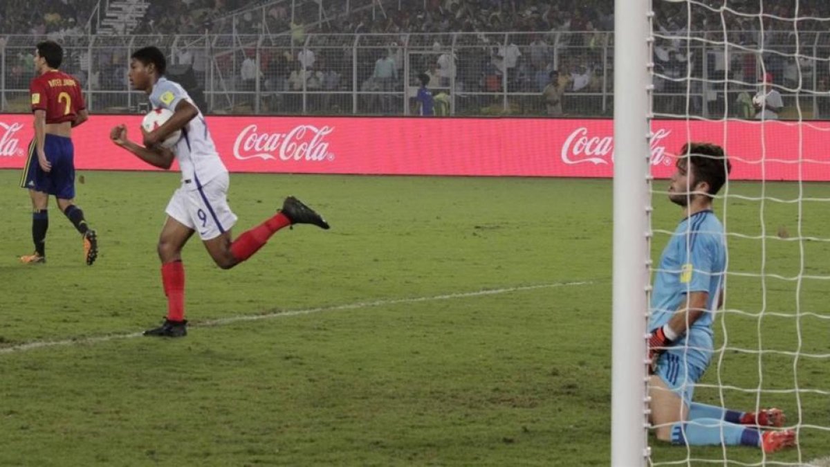 Brewster se apresura con el balón tras iniciar la remontada inglesa.-BIKAS DAS