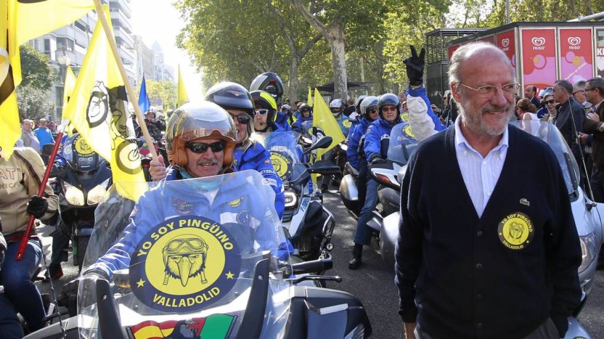 El presidente del Club Turismoto, Mariano Parellada, y el alcalde de Valladolid, Javier León de la Riva, en la manifestación del sábado a favor de Pingüinos-J.M.Lostau