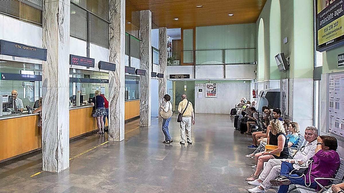 Varios viajeros esperan su turno en las tres taquillas abiertas en la Estación de trenes del Campo Grande.-PABLO REQUEJO
