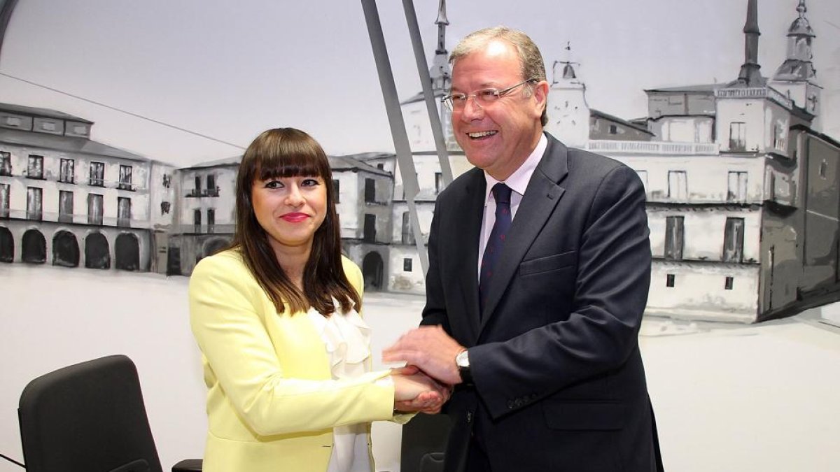 El alcalde de León, Antonio Silván, y la portavoz del grupo municipal Ciudadanos, Gemma Villarroel.-ICAL