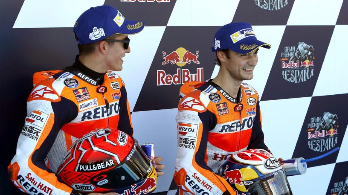 Dani Pedrosa, con la copa, al lado de Márquez.-EFE