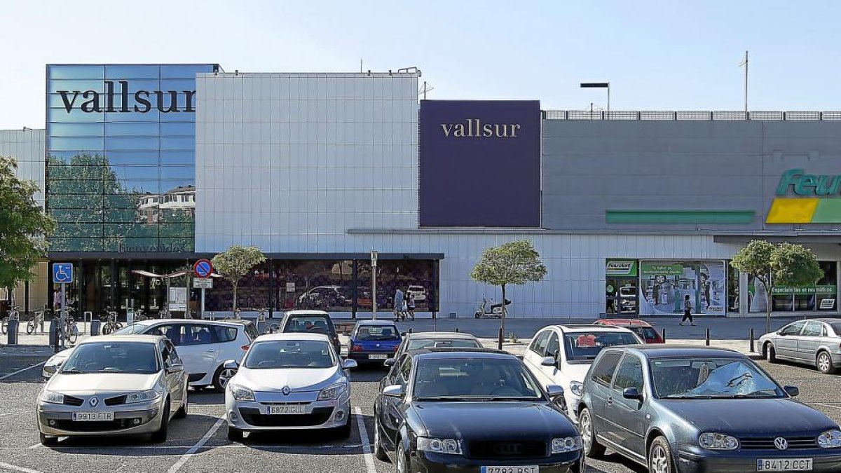 Entrada al centro comercial junto al aparcamiento de vehículos en superficie.-J. M. LOSTAU