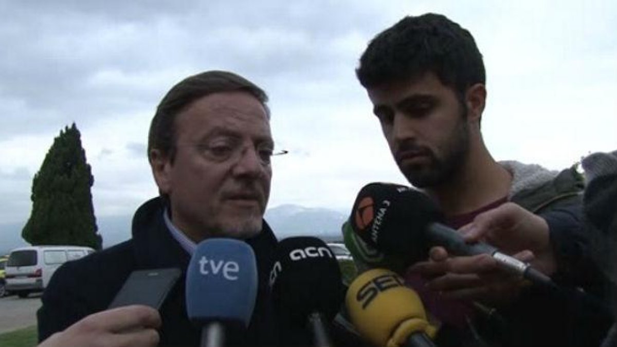 El padre de Serena, una de las universitarias fallecidas en Freginals, atiende a los medios-