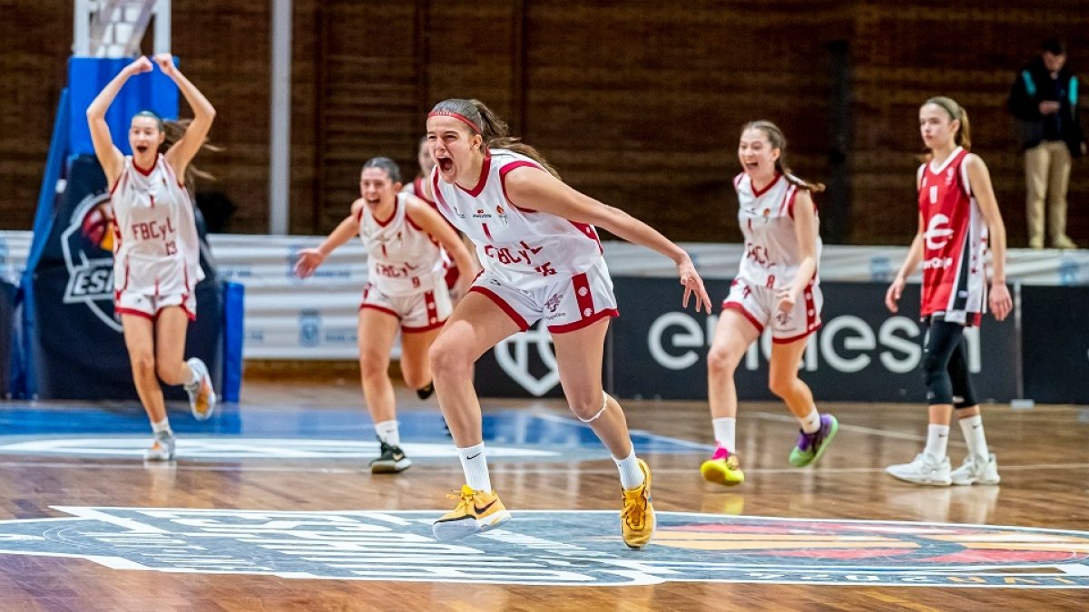 Amelia Alonso, junto a sus compañeras de la selección infantil de Castilla y León festejan su pase a la final del campeonato de España. / FEB