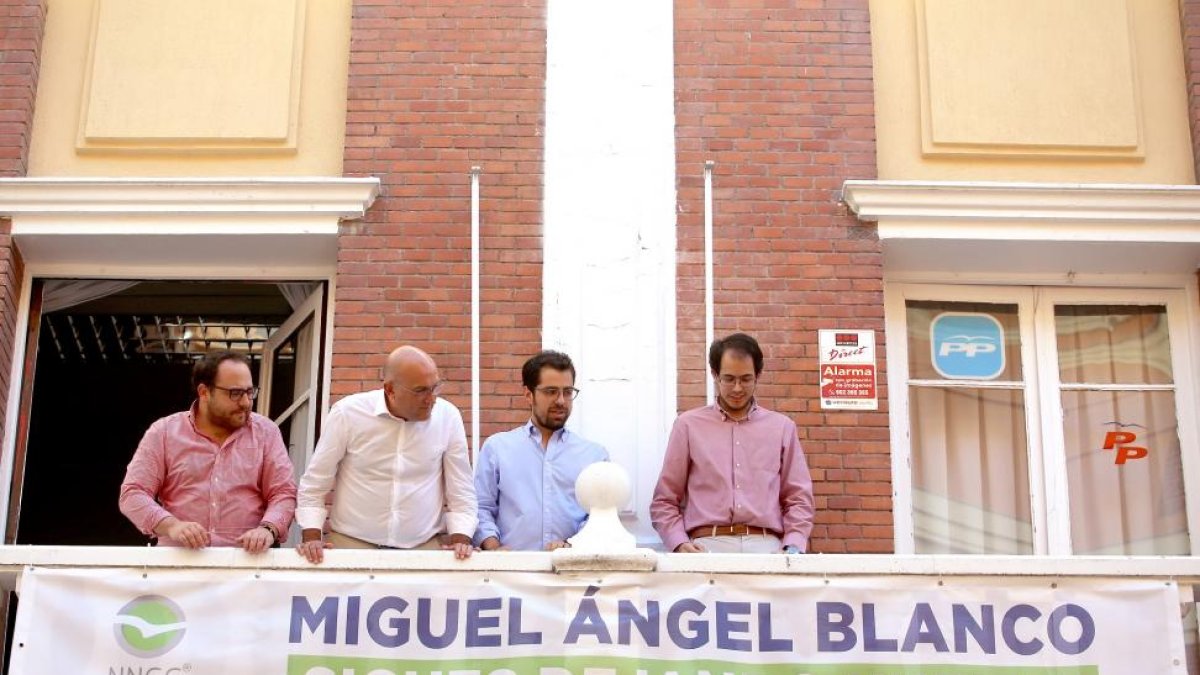 NNGG de Castilla y León homenajea a Miguel Ángel Blanco extendiendo una pancarta en la fachada de su sede. Asisten, el presidente del PP de Valladolid, Jesús Julio Carnero, y el presidente de NNGG de Castilla y León, Eduardo Carazo, entre otros.-ICAL