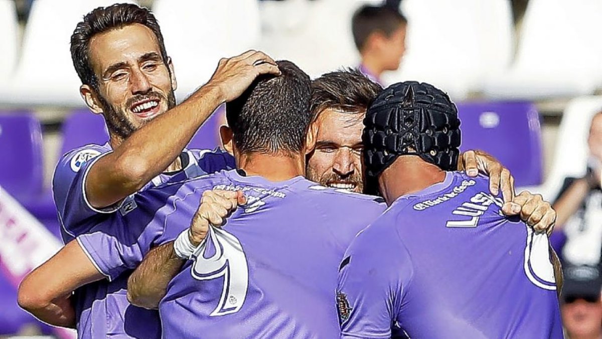 Antoñito, Mata y Luismi felicitan a Gianniotas.-J.M.L.