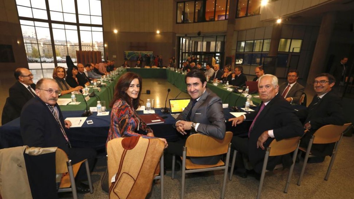 El consejero de Fomento y Medio Ambiente, Juan Carlos Suárez-Quiñones, y el equipo directivo de su departamento celebran Consejo de Dirección abierto a representantes de la sociedad civil de León-Ical