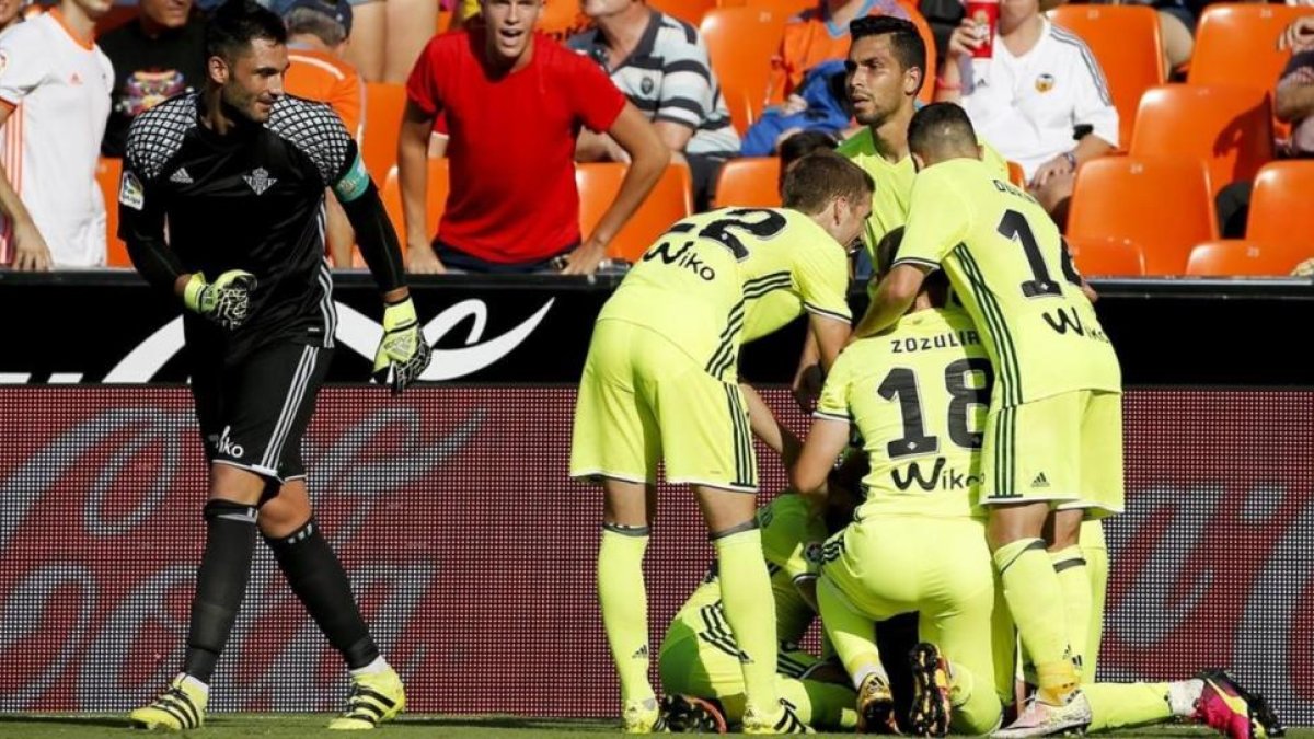 El portero Adán y varios jugadores del Betis celebran el gol del triunfo andaluz.-EFE / KAI FORSTERLING