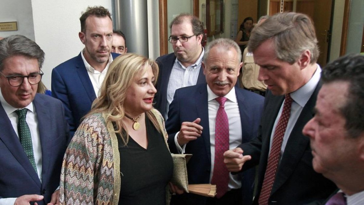 De Gregorio y De Miguel, en el centro, cuando se constituyó la Diputación de Soria.-V.G.