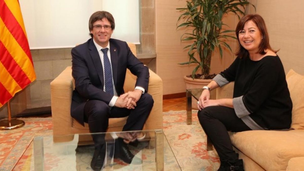 El 'president' Carles Puigdemont recibe a la presidenta balear, Francina Armengol, en el Palau de la Generalitat.-RICARD CUGAT