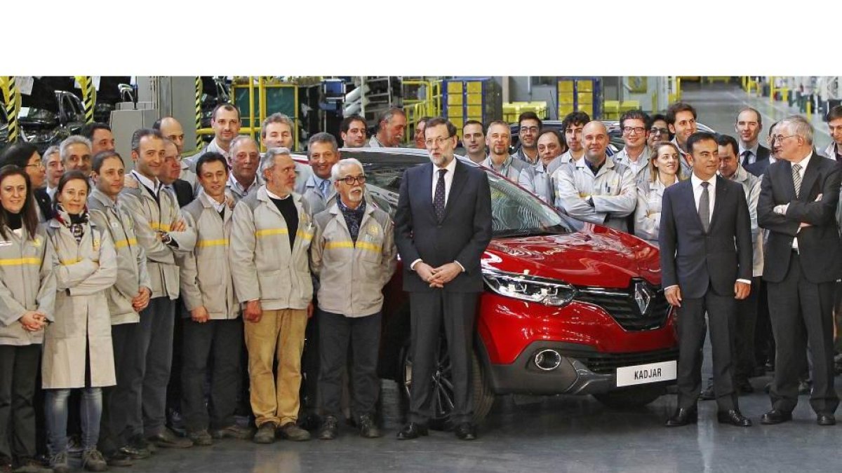 El presidente del Gobierno, Mariano Rajoy, posa delante del Kadjar con parte de la plantilla de Renault en Palencia, el presidente Carlos Ghosn y director general José Antonio López-J. M. LOSTAU