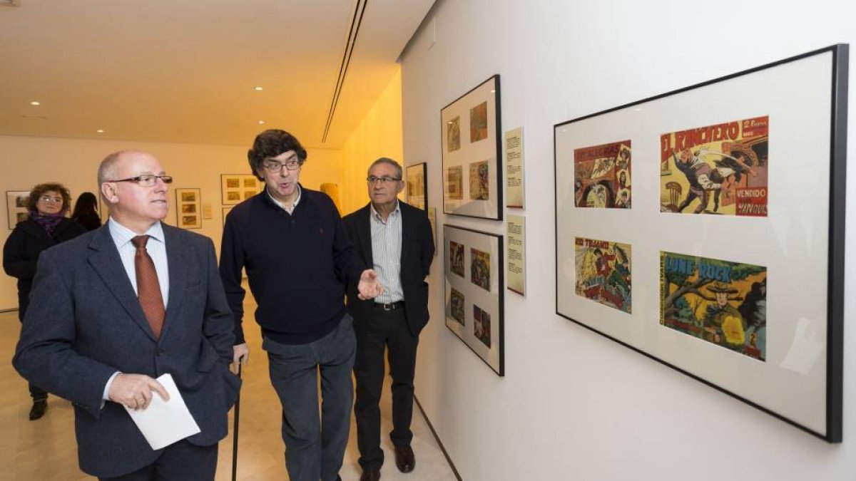El vicepresidente de la Diputación de Valladolid, Alfonso Centeno, presenta en el centro e-LEA Miguel Delibes de Urueña la exposición temporal ‘Cáspitas, los tebeos del desván'-Ical
