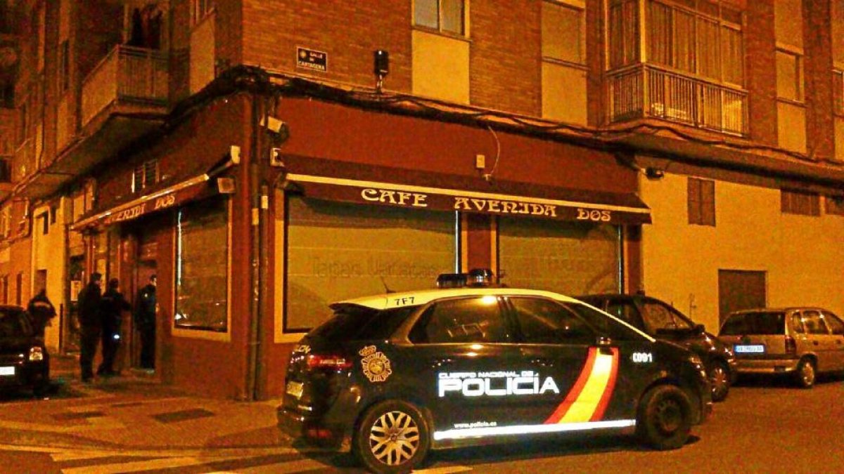 Agentes del Cuerpo Nacional de Policía acceden al  bar Avenida 2 minutos después de los hechos.-EL MUNDO