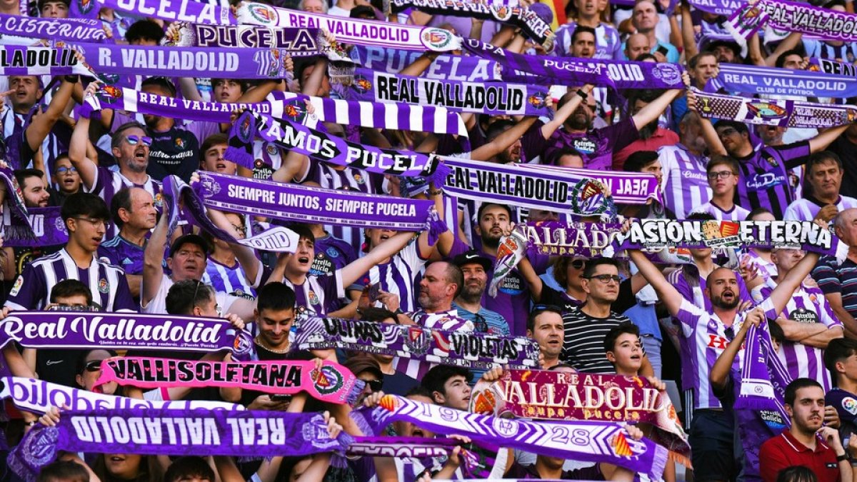 Seguidores blanquivioletas en las gradas de Zorrilla esta temporada. / I. Sola / RV