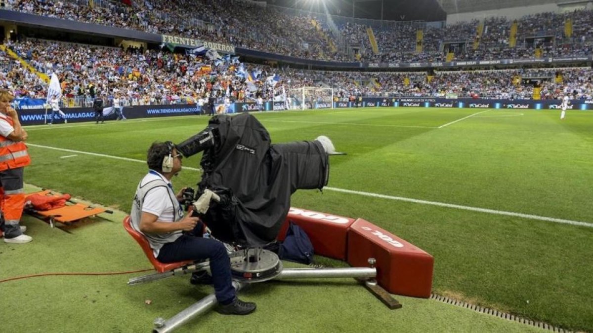 Camara de televisión siguiendo en La Rosaleda  el partido de Liga Malaga-Barça.-JORDI COTRINA