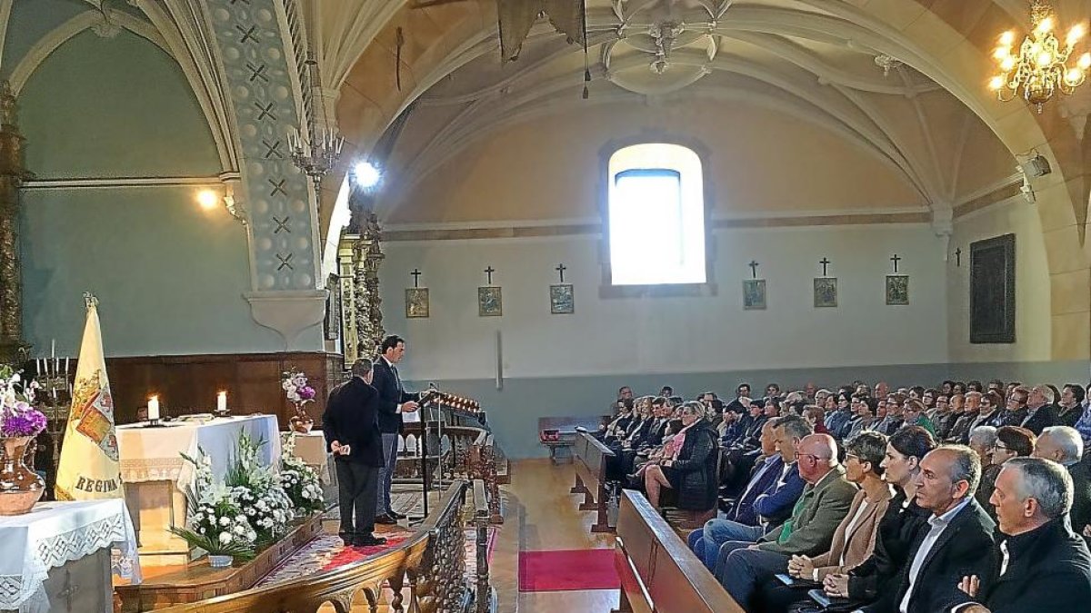 El alcalde del municipio vallisoletano, Guzmán Gómez, durante su discurso ante los vecinos.-M.CASERO