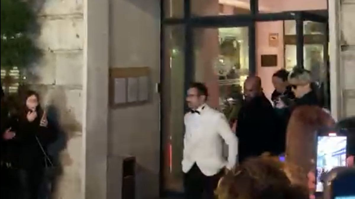 Juan Antonio Bayona a la salida del hotel para acudir a los Goya. -E.M.