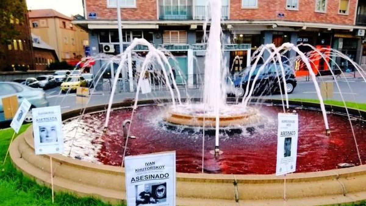 Fuente con el agua teñida de color rojo por una acción de la Coordinadora Antifascista de Segovia.-ICAL