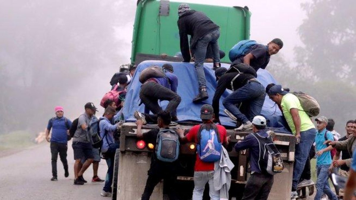 Algunos adultos van en pareja otros son familias completas, padres con niños muy pequeños, lo mismo que jóvenes menores de edad, muchos de ellos sin ningún acompañante.-EFE