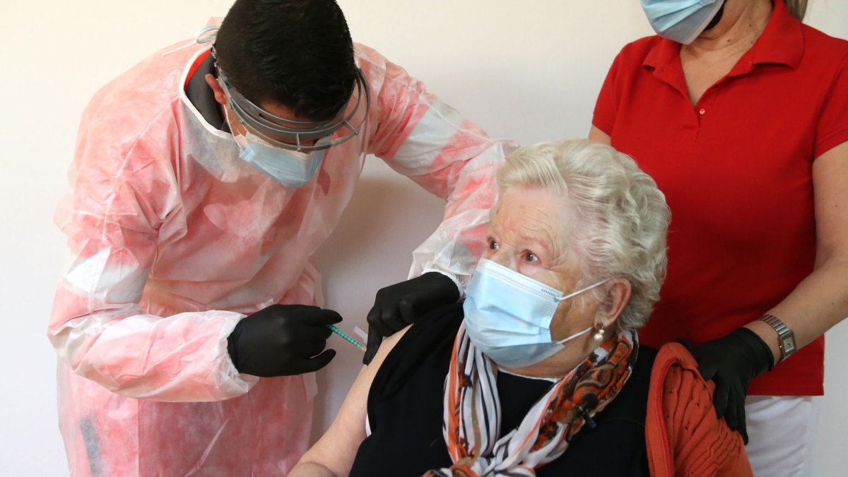 Juana Ribón, primera vacunada de Valladolid, en el momento de recibir las dosis. E.M.