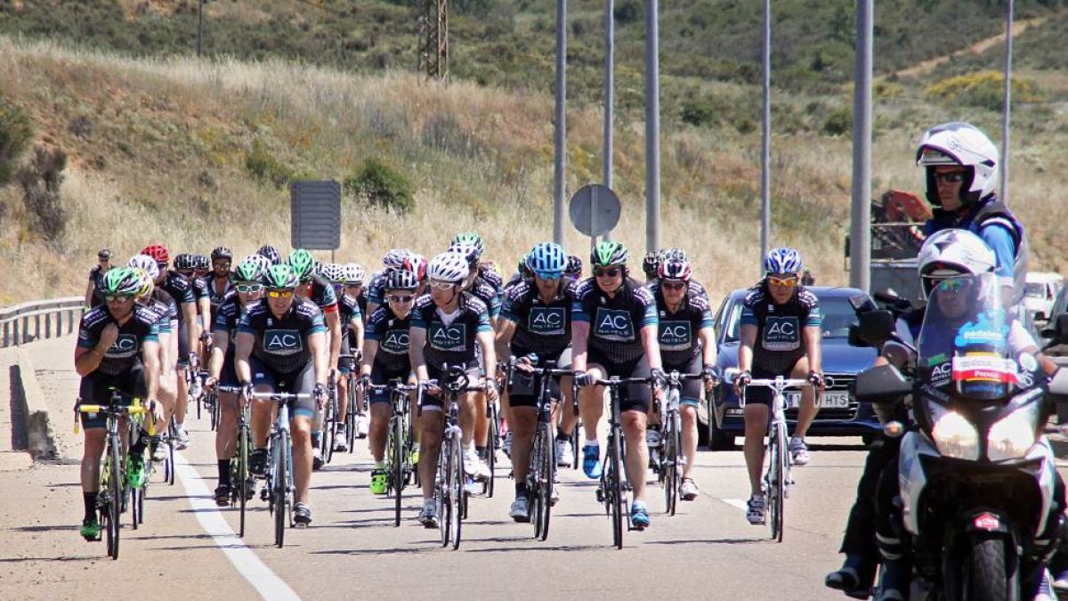 El presidente de la cadena hotelera AC by Marriott, Antonio Catalán, acompañado por medio centenar de empresarios, ejecutivos y deportistas, llega a León en la tercera etapa de la Ruta Xacobea AC 2015-Ical