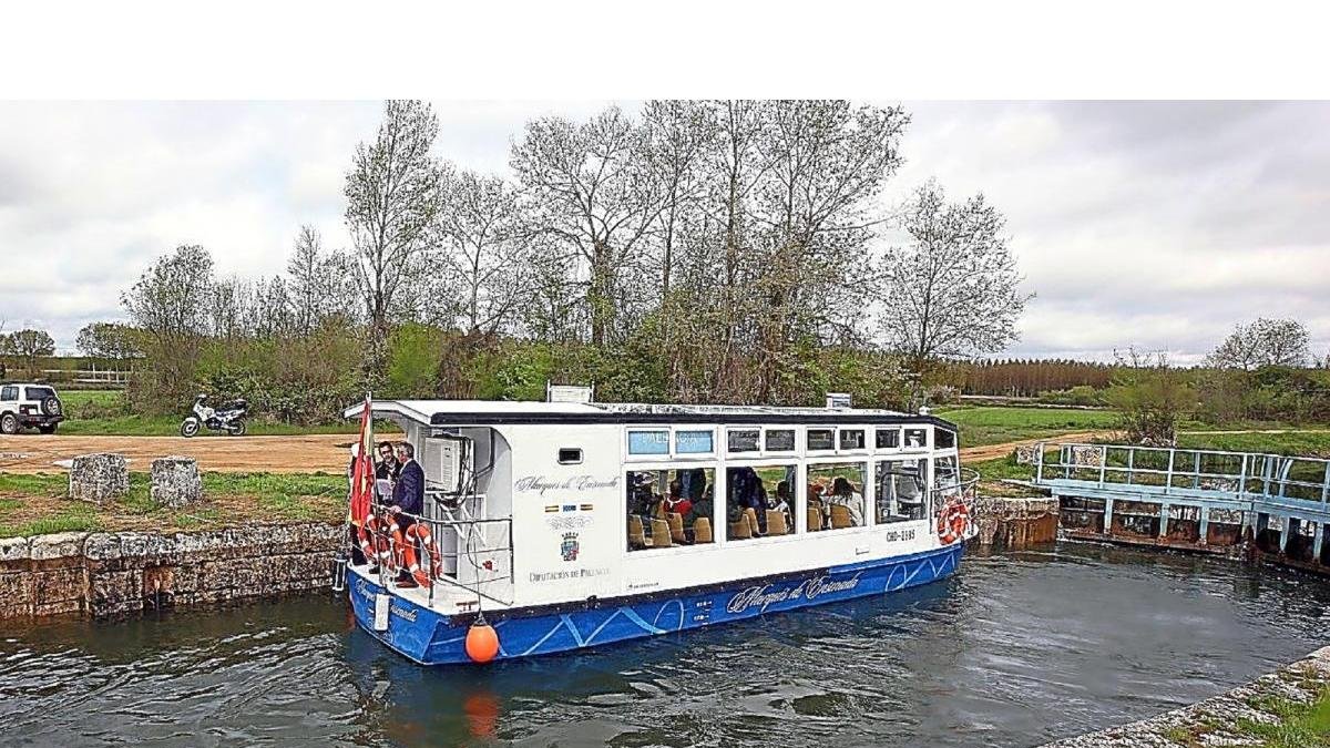 ‘El barco turístico Marqués de la Ensenada’ de Herrera de Pisuerga (Palencia), por el Canal de Castilla .-EUROPA PRESS